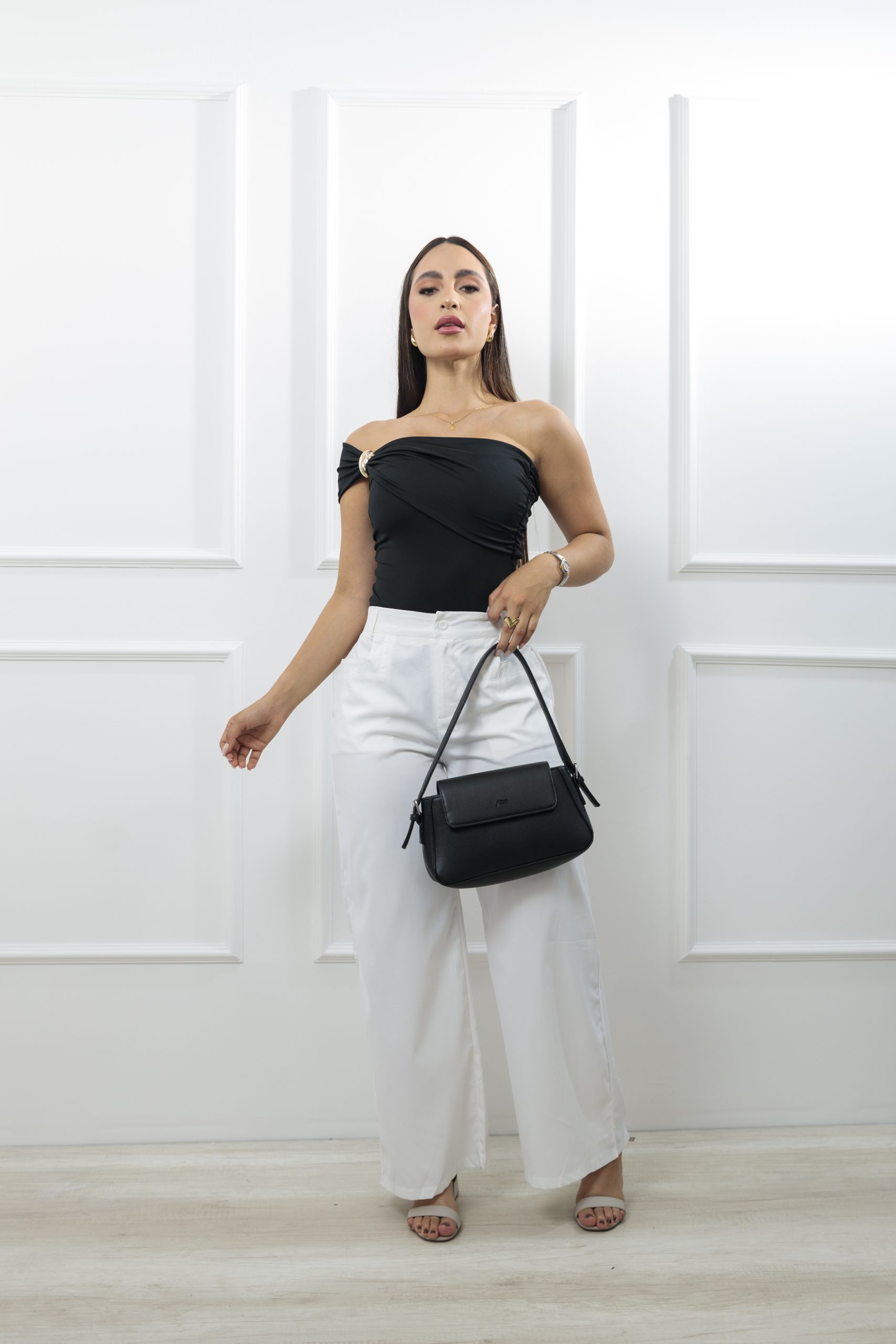 Body off shoulder asimétrico con herraje dorado - Imagen 3