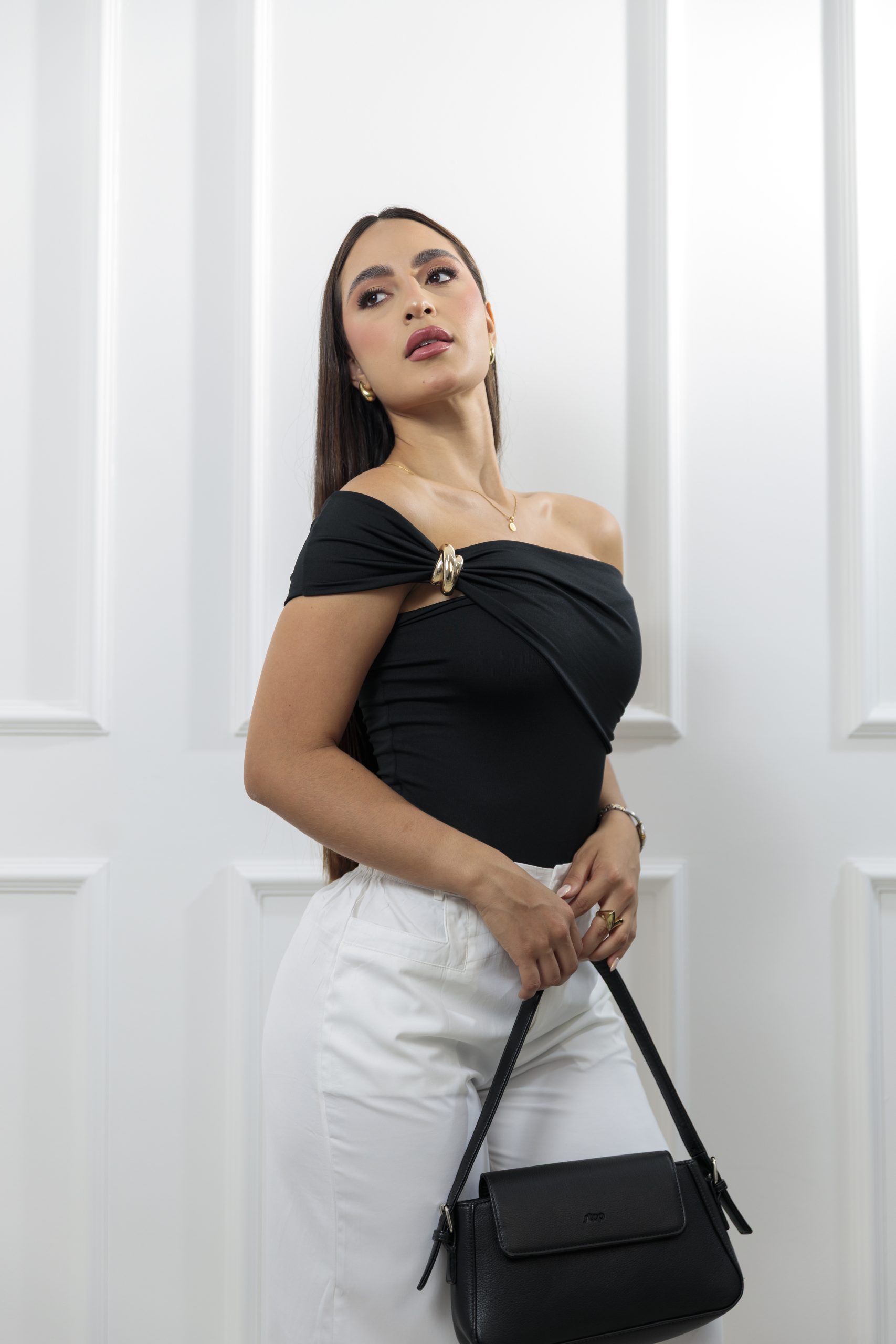 Body off shoulder asimétrico con herraje dorado - Imagen 4