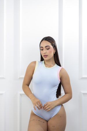 Body sin mangas básico ajustado con sesgo