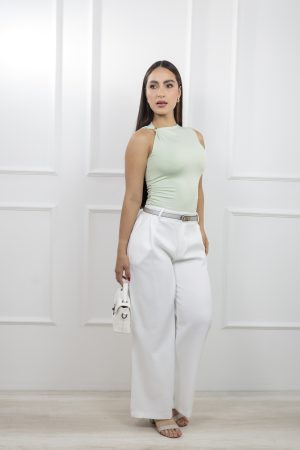 Blusa cuello alto sin mangas con detalle metálico