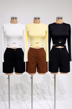 Crop top manga larga con diseño cruzado y aberturas