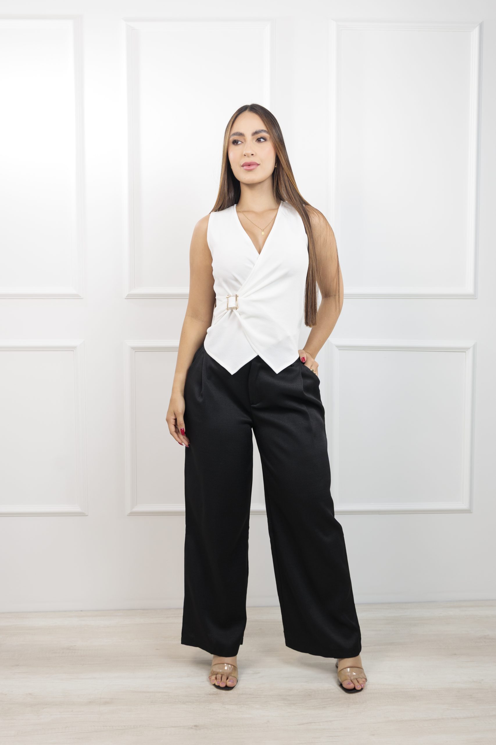 Chaleco elegante cruzado con broche decorativo