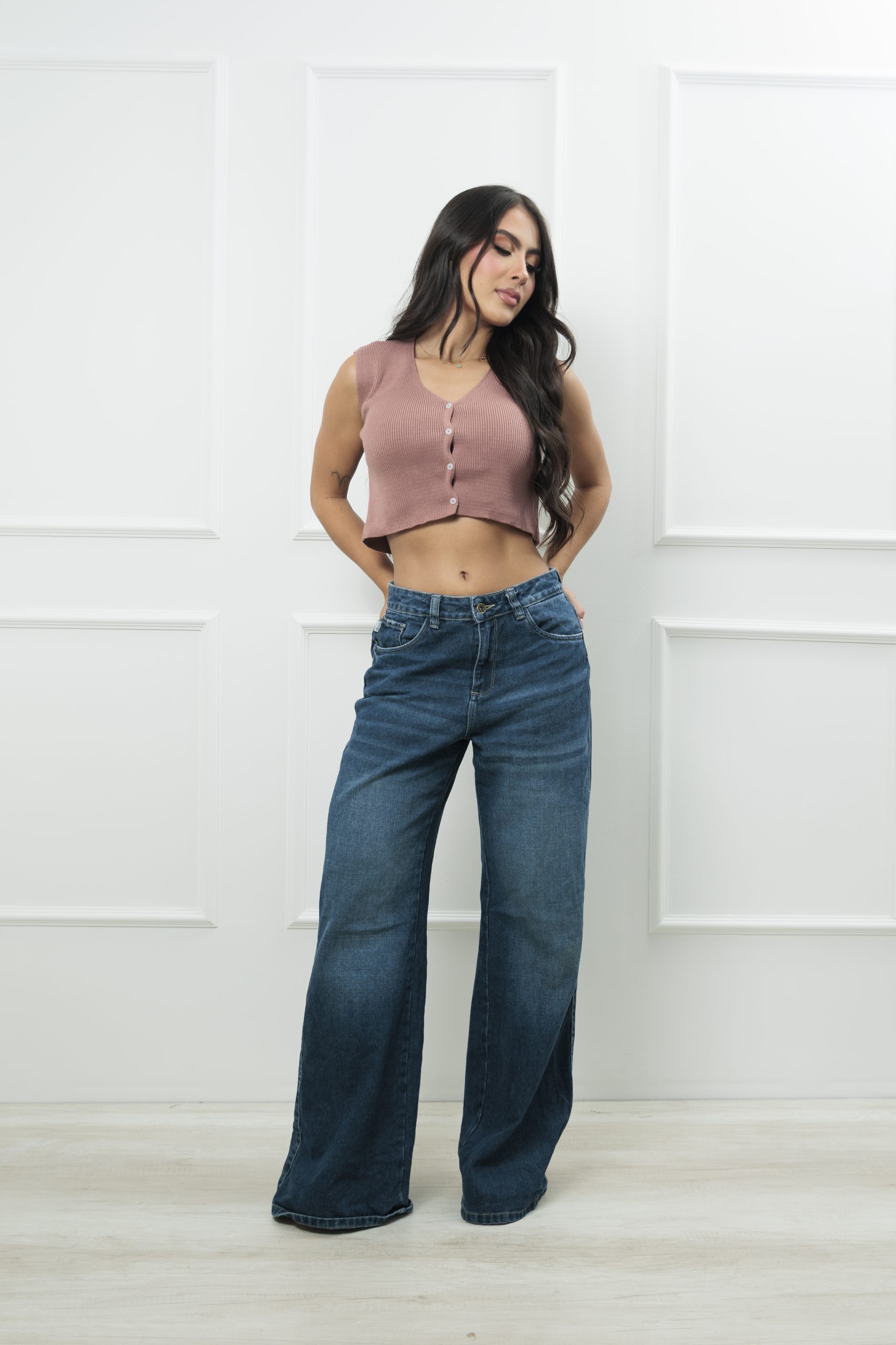 Chaleco crop femenino tejido con botones frontales