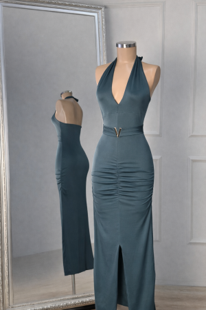 Vestido largo halter con escote profundo y herraje frontal