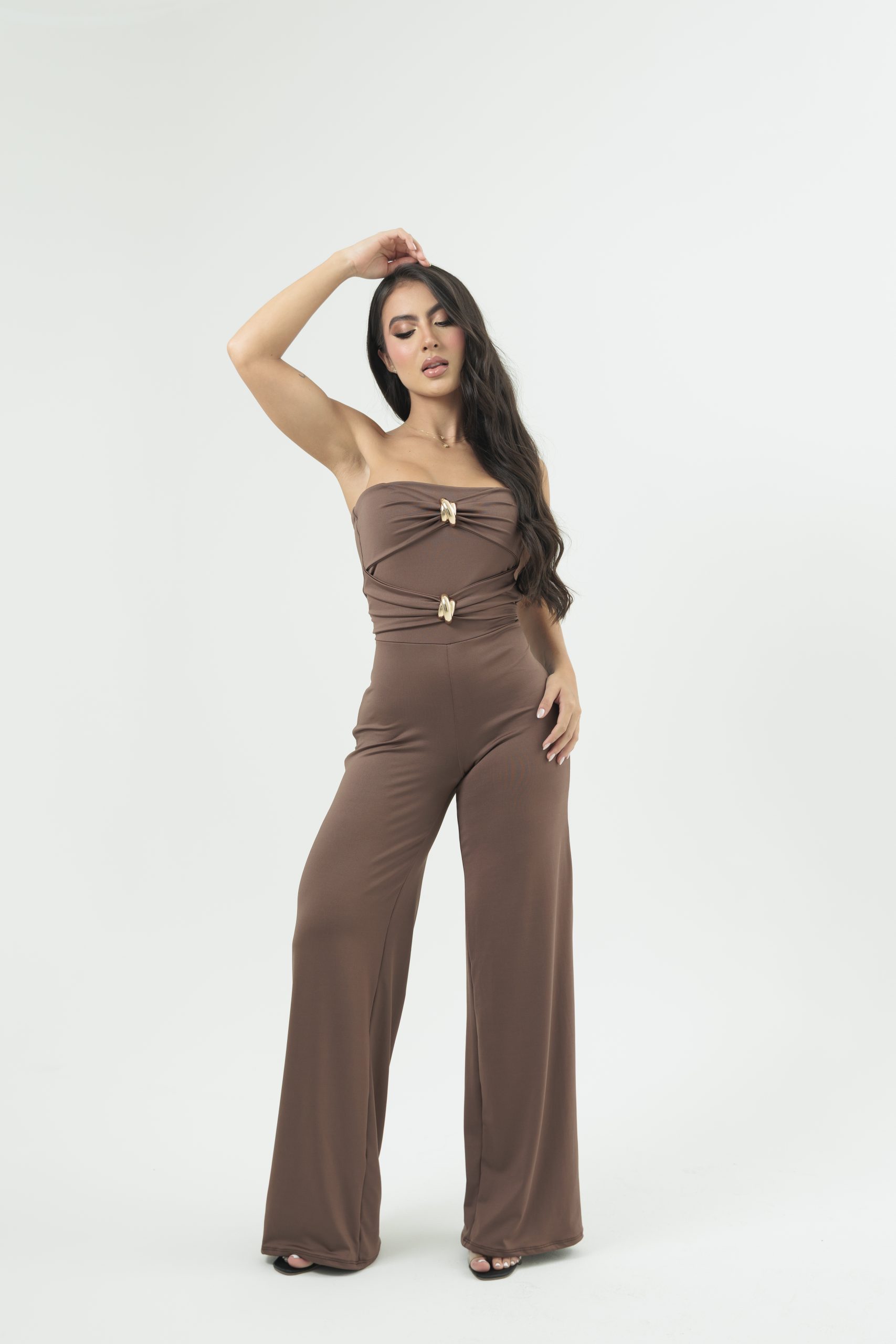 Enterizo strapless elegante con detalle metálico