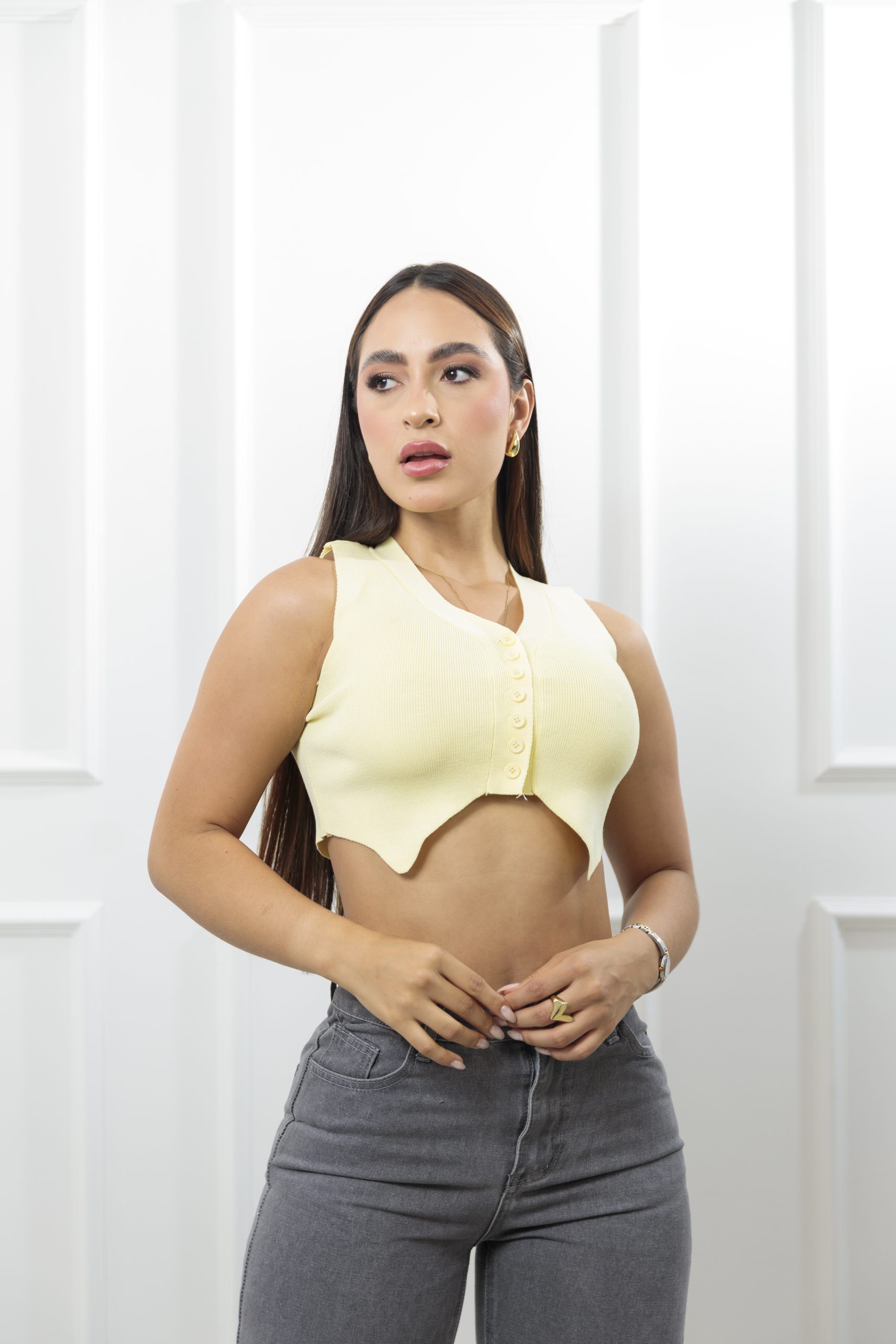 Chaleco crop femenino en tela rib con botones