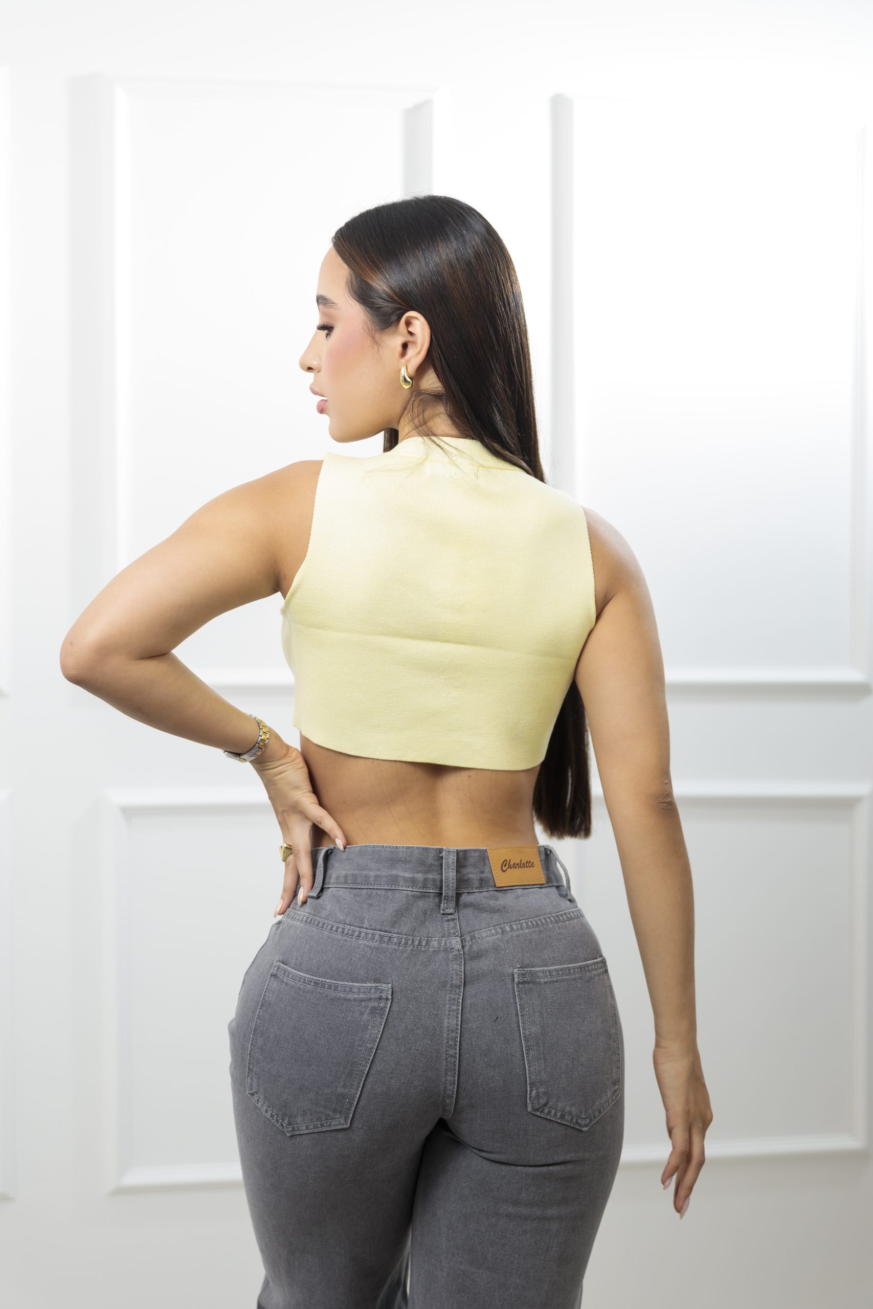 Chaleco crop femenino en tela rib con botones - Imagen 2