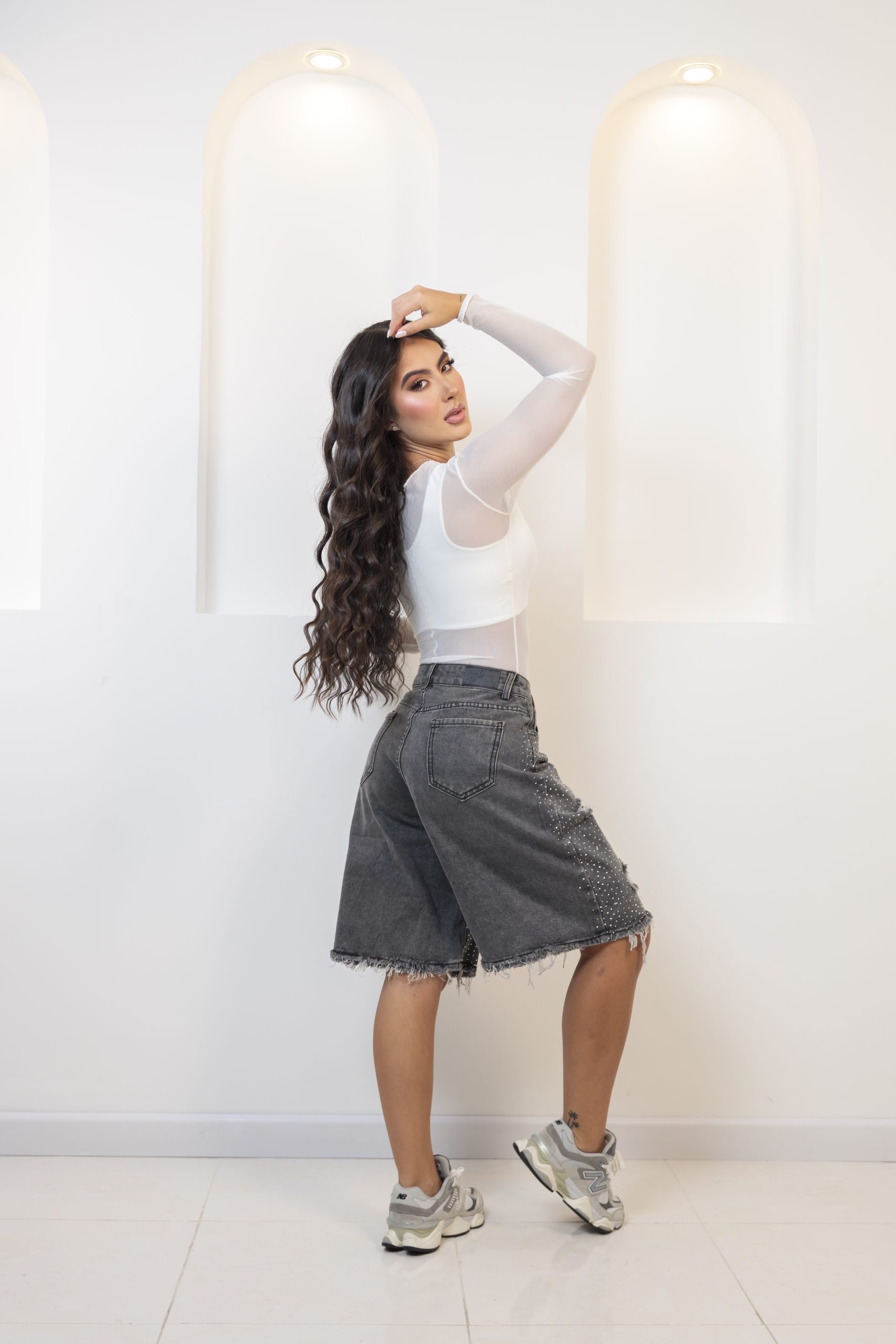 Short jean amplio con desgaste y apliques brillantes - Imagen 2