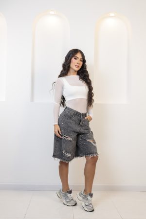 Short jean amplio con desgaste y apliques brillantes