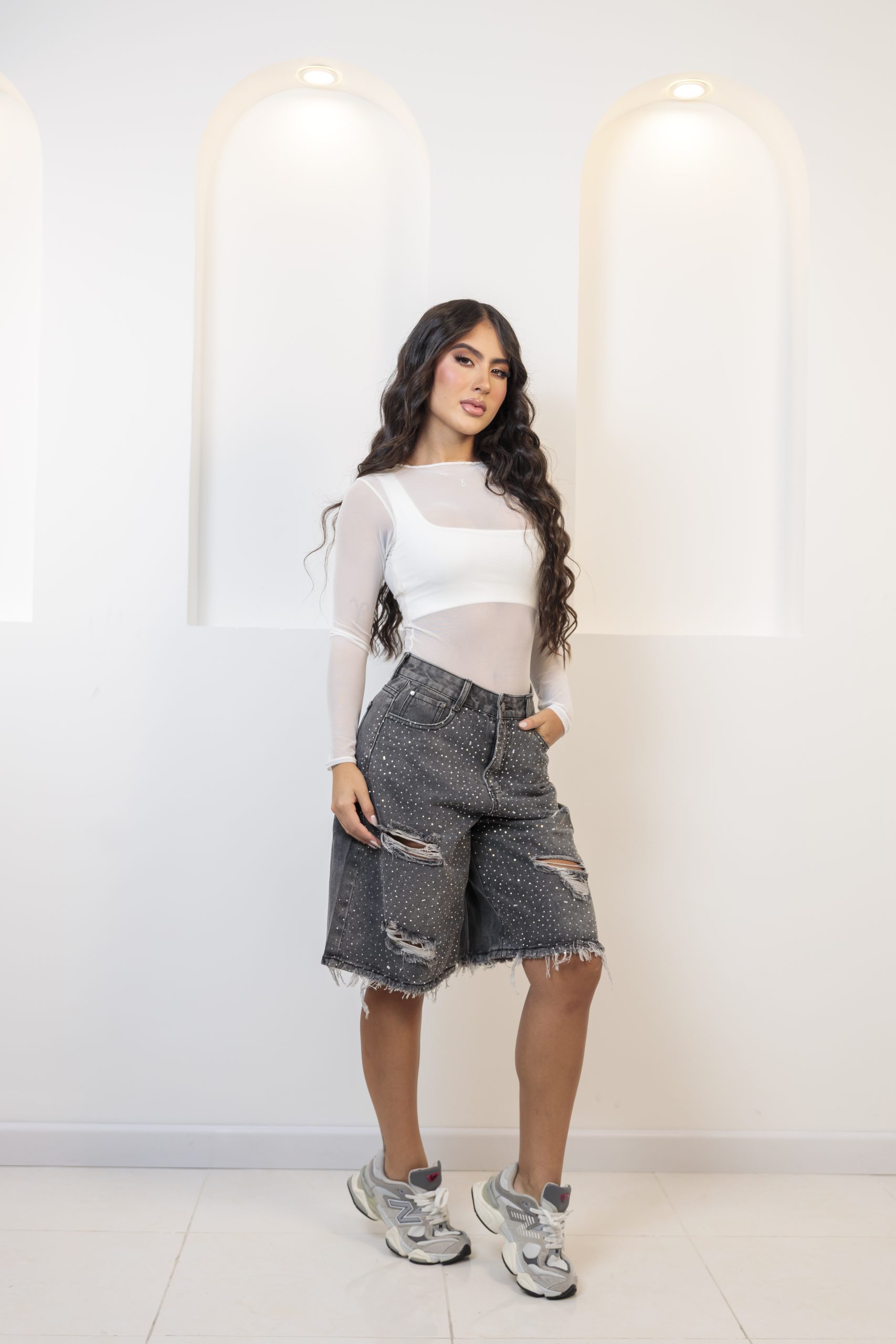 Short jean amplio con desgaste y apliques brillantes