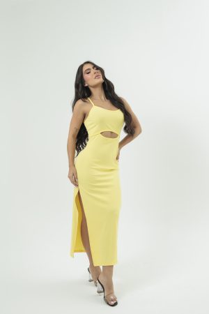 Vestido largo amarillo con abertura lateral y detalle cut out elegante