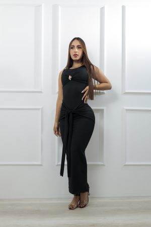 Vestido largo elegante con detalle metálico y lazo frontal