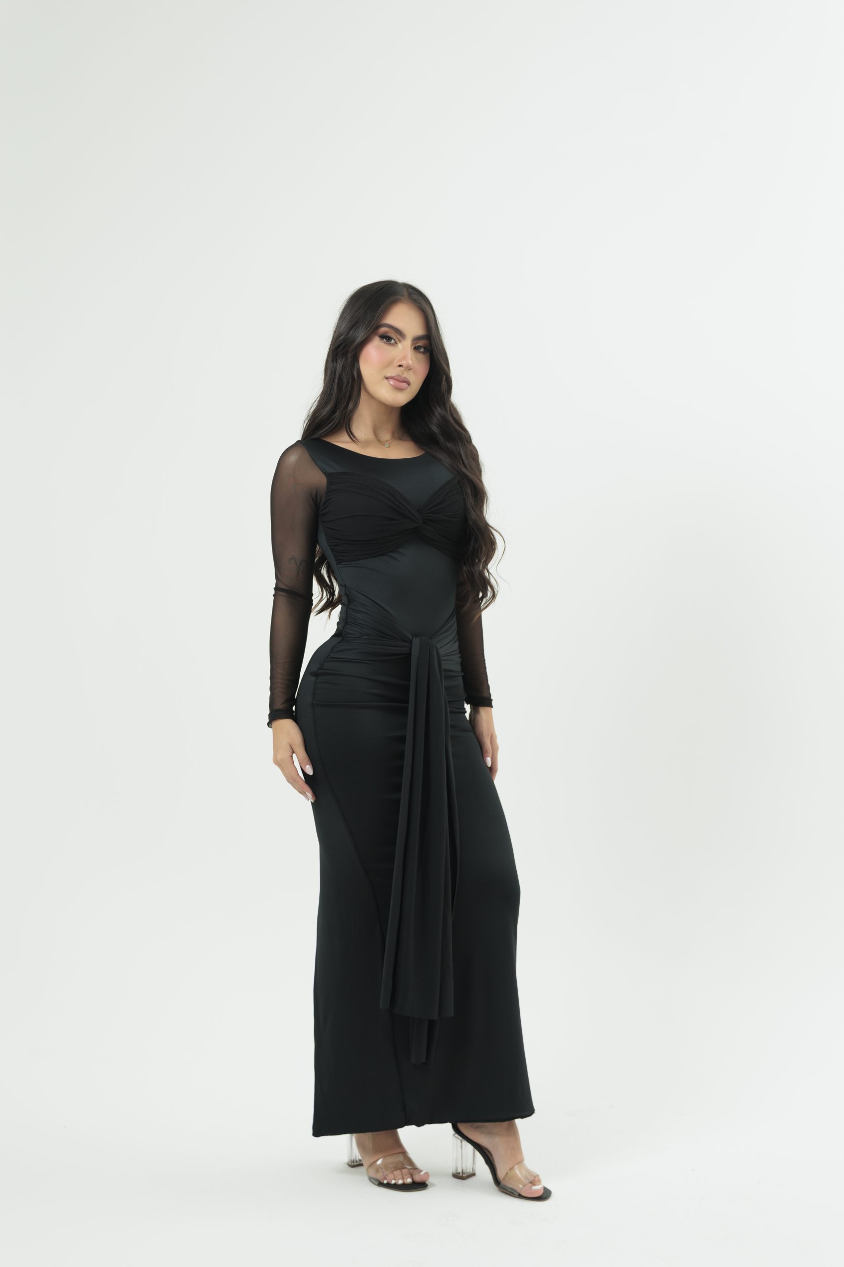 Vestido largo manga larga con fruncido y malla frontal