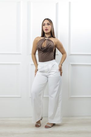 Blusa halter con escote drapeado y herraje central