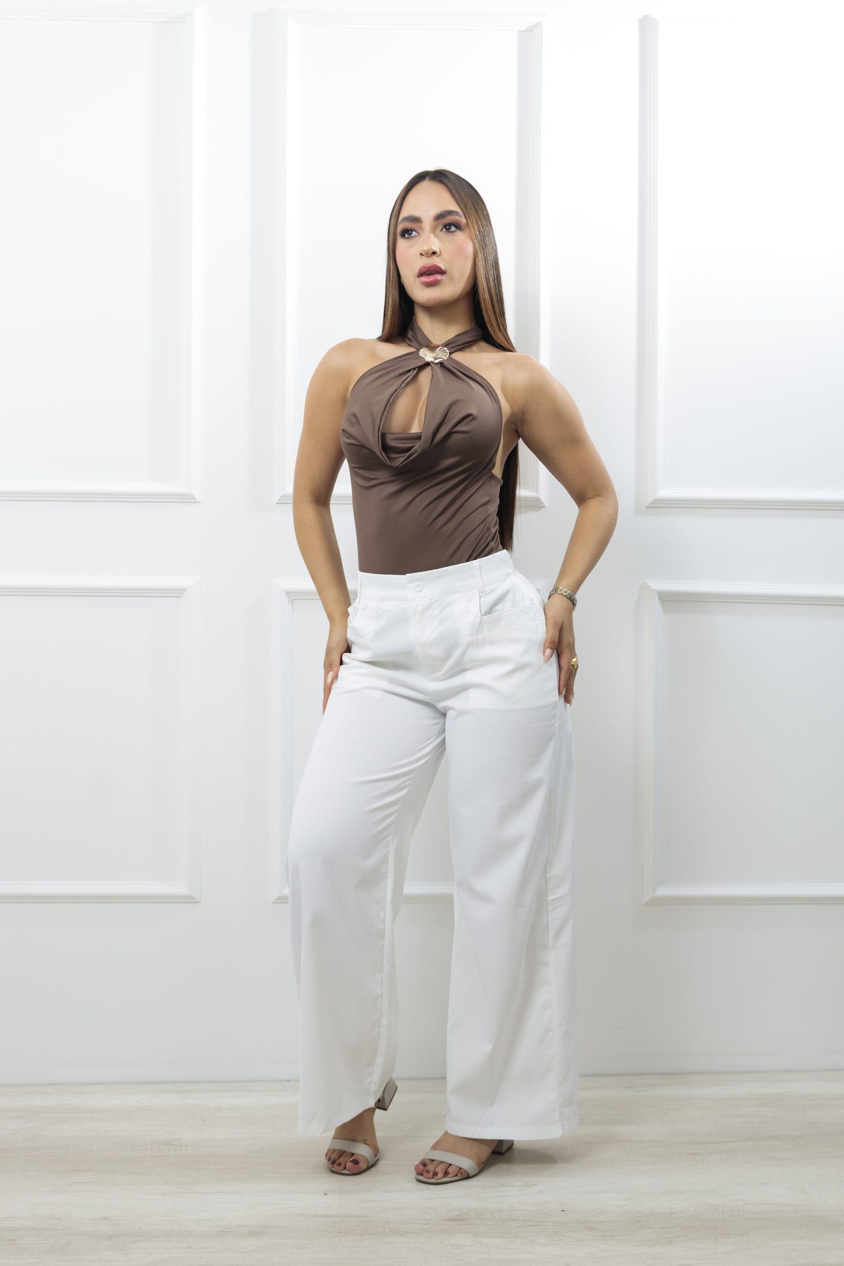 Blusa halter con escote drapeado y herraje central