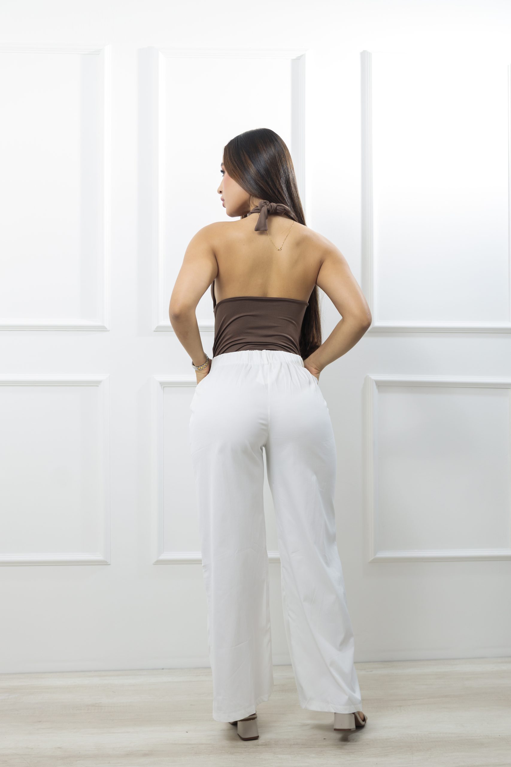 Blusa halter con escote drapeado y herraje central - Imagen 2