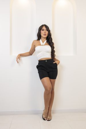 Blusa halter con fruncido y herraje decorativo