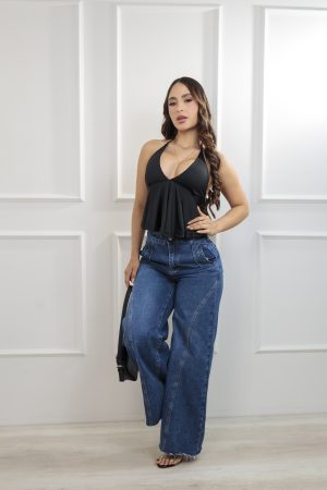 Blusa halter con caída fluida y cuello tipo choker