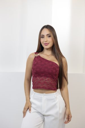 Blusa asimétrica en encaje con herraje decorativo