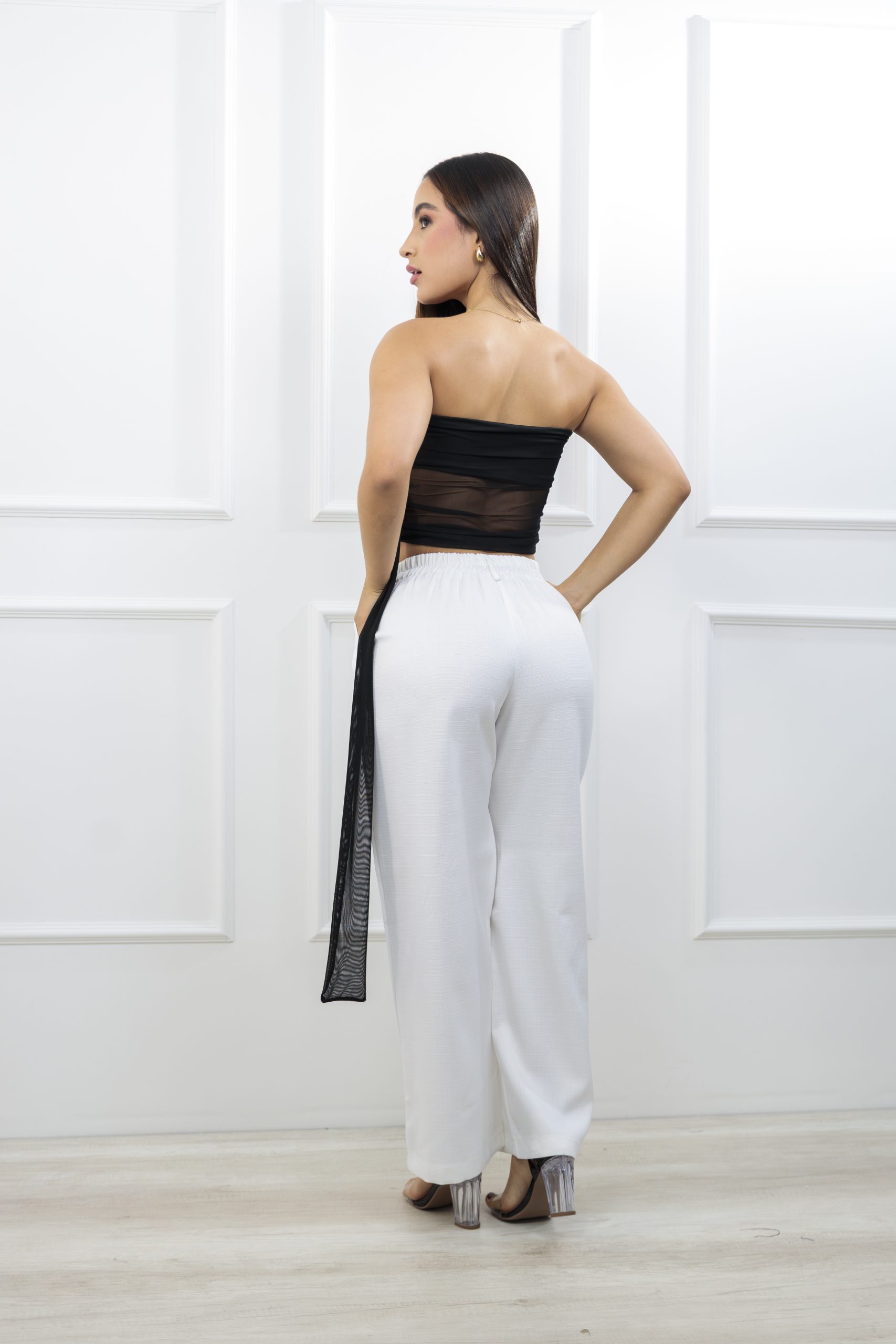 Crop top strapless con malla y choker integrado - Imagen 2