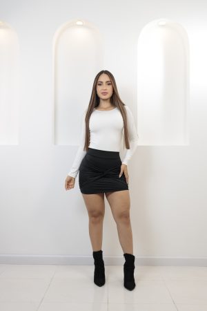 Falda corta drapeada con diseño cruzado frontal