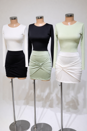 Falda corta drapeada con nudo frontal en tela destellante